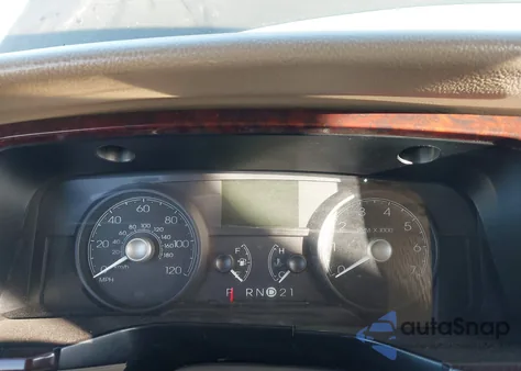 2008 Lincoln Town Car Signature L from USA, damaged, VIN 2LNHM85WX8X636193